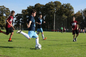 Студенты Leman Manhattan Preparatory School играют в баскетбол