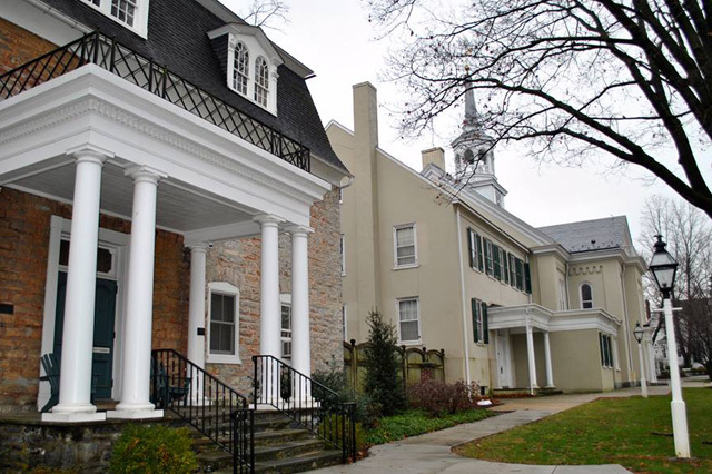 Здание Linden Hall School