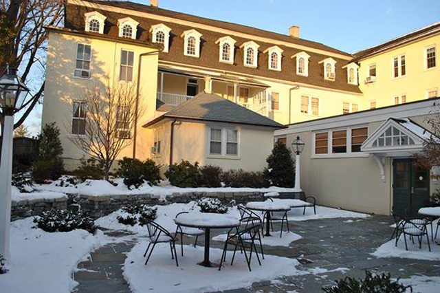 Территория Linden Hall School