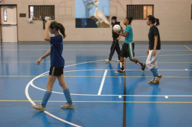 Студенты Linden Hall School играют в баскетбол