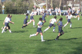 Студенты Linden Hall School играют в футбол