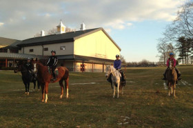 Студенты Linden Hall School занимаются конным спортом