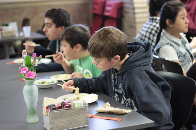 Студенты MacDuffie School в школьном кафе