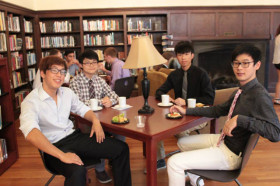 Студенты MacDuffie School в библиотеке