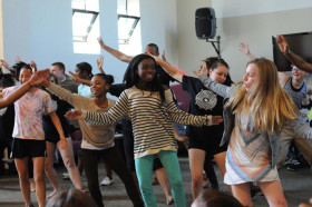 Студенты MacDuffie School занимаются танцами