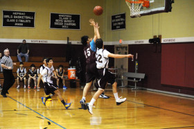 Студенты MacDuffie School играют в баскетбол