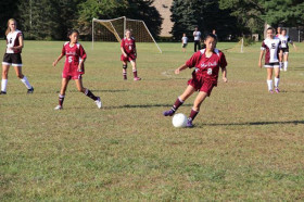 Студенты MacDuffie School играют в футбол