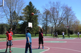 Студенты MacDuffie School играют в баскетбол