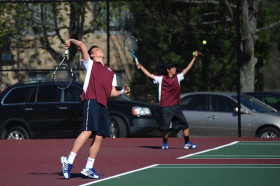 Студенты MacDuffie School играют в теннис