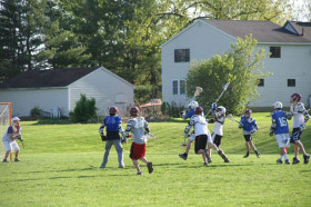 Студенты Maine Central Institute играют в лакросс