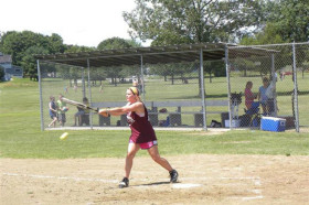 Студенты Maine Central Institute играют в бейсбол