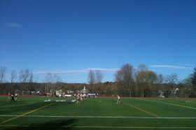 Студенты Masters School играют в футбол