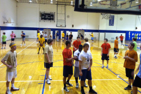 Студенты Mercersburg Academy играют в баскетбол