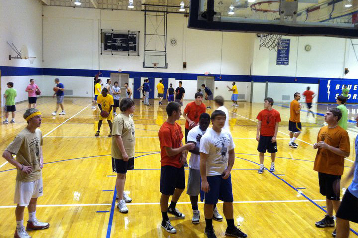 Студенты Mercersburg Academy играют в баскетбол