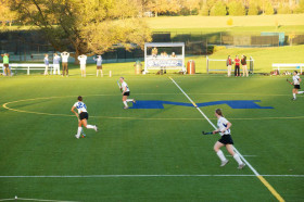 Студенты Mercersburg Academy играют в хоккей на траве