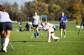 Студенты Mercersburg Academy играют в хоккей на траве