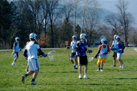 Студенты Mercersburg Academy играют в лакросс