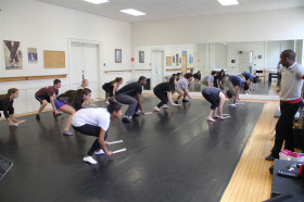 Студенты New Hampton School занимаются танцами