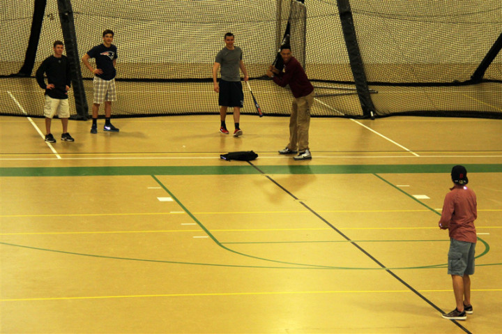 Студенты New Hampton School играют в бейсбол