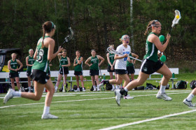 Студенты New Hampton School играют в лакросс