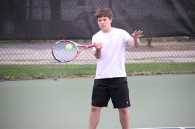 Студенты New Hampton School играют в теннис