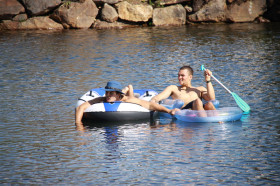 Студенты New Hampton School на озере