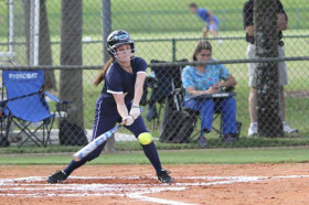 Студенты North Broward Preparatory School играют в бейсбол