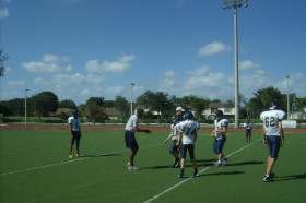 Студенты North Broward Preparatory School играют в американский футбол