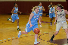 Студенты Northfield Mount Hermon School играют в баскетбол