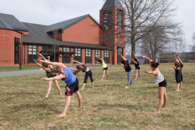 Студенты Northfield Mount Hermon School делают зарядку