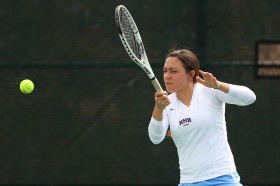 Студенты Northfield Mount Hermon School играют в теннис