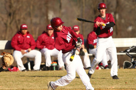 Студенты Northfield Mount Hermon School играют в бейсбол