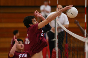 Студенты Northfield Mount Hermon School играют в волейбол