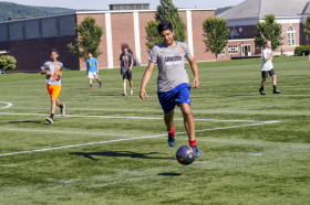 Студенты Northfield Mount Hermon School играют в футбол