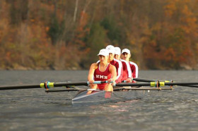 Студенты Northfield Mount Hermon School занимаются водной греблей