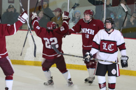 Студенты Northfield Mount Hermon School играют в хоккей