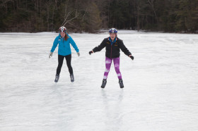 Студенты Northfield Mount Hermon School катаются на коньках