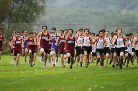 Студенты Northfield Mount Hermon School занимаются бегом