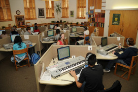 Студенты Phillips Academy Andover на занятиях музыкой