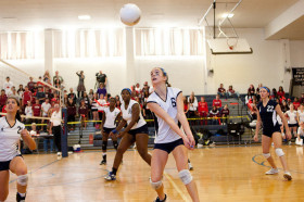 Студенты Phillips Academy Andover играют в волейбол