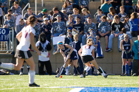 Студенты Phillips Academy Andover играют в хоккей на траве