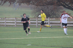 Студенты Pomfret School играют в футбол