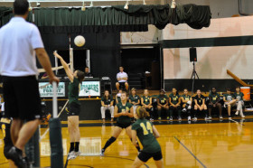 Студенты Rabun Gap-Nacoochee School играют в баскетбол