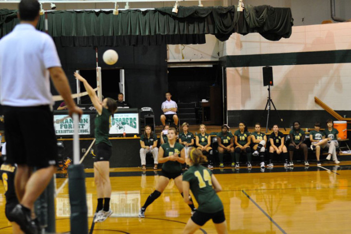 Студенты Rabun Gap-Nacoochee School играют в баскетбол