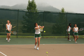 Студенты Rabun Gap-Nacoochee School играют в теннис