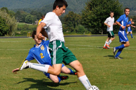 Студенты Rabun Gap-Nacoochee School играют в футбол