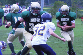 Студенты Rabun Gap-Nacoochee School играют в американский футбол