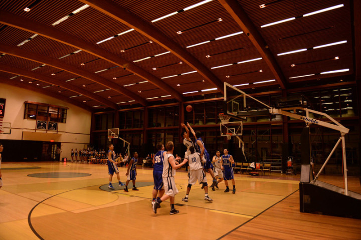 Студенты Ross School играют в баскетбол