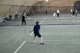 Студенты Ross School играют в теннис