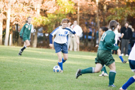 Студенты Ross School играют в футбол